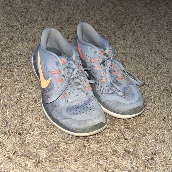 mens nike grey and orange shoes